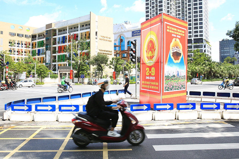 Hà Nội rộn ràng không khí chào mừng những ngày lễ lớn - Ảnh 7