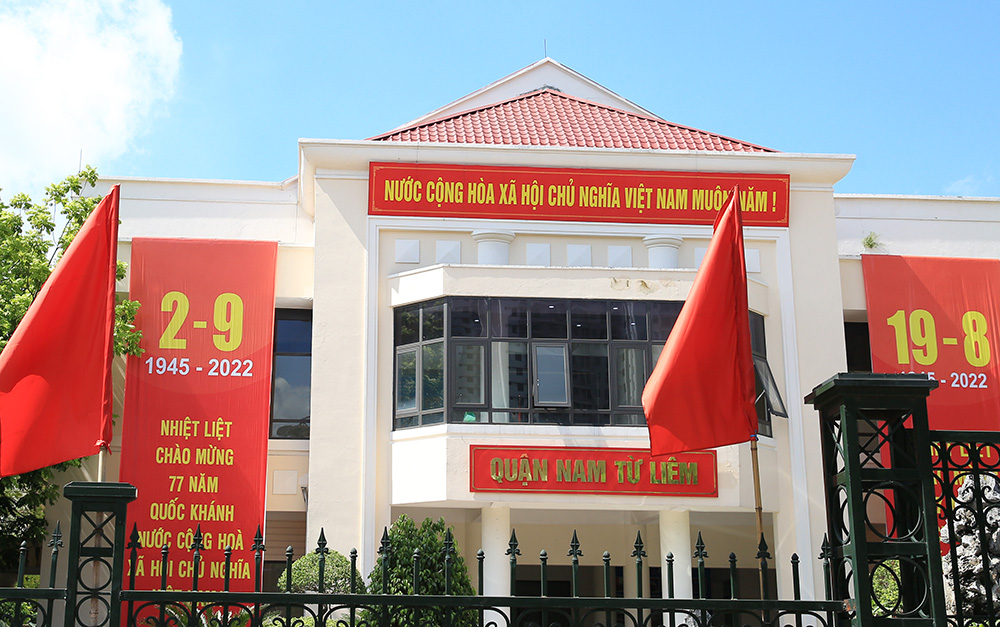 Hà Nội rộn ràng không khí chào mừng những ngày lễ lớn - Ảnh 10