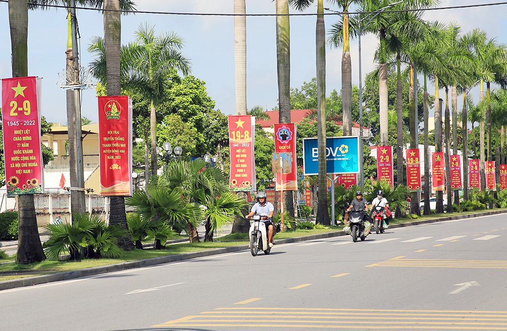 Hà Nội rộn ràng không khí chào mừng những ngày lễ lớn - Ảnh 13