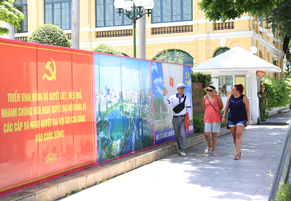 Hà Nội rộn ràng không khí chào mừng những ngày lễ lớn - Ảnh 6