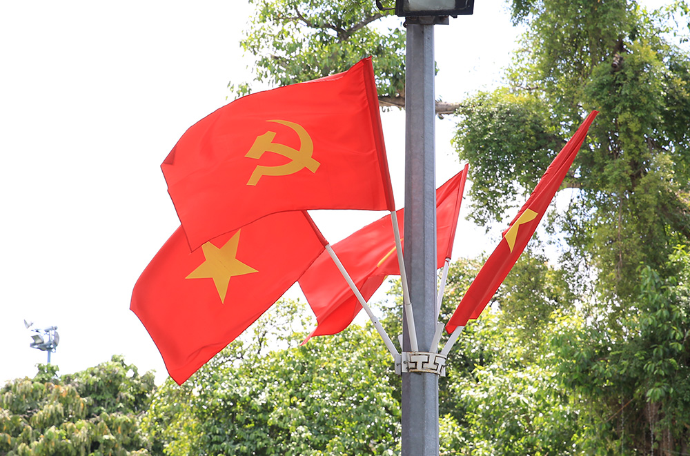 Hà Nội rộn ràng không khí chào mừng những ngày lễ lớn - Ảnh 4