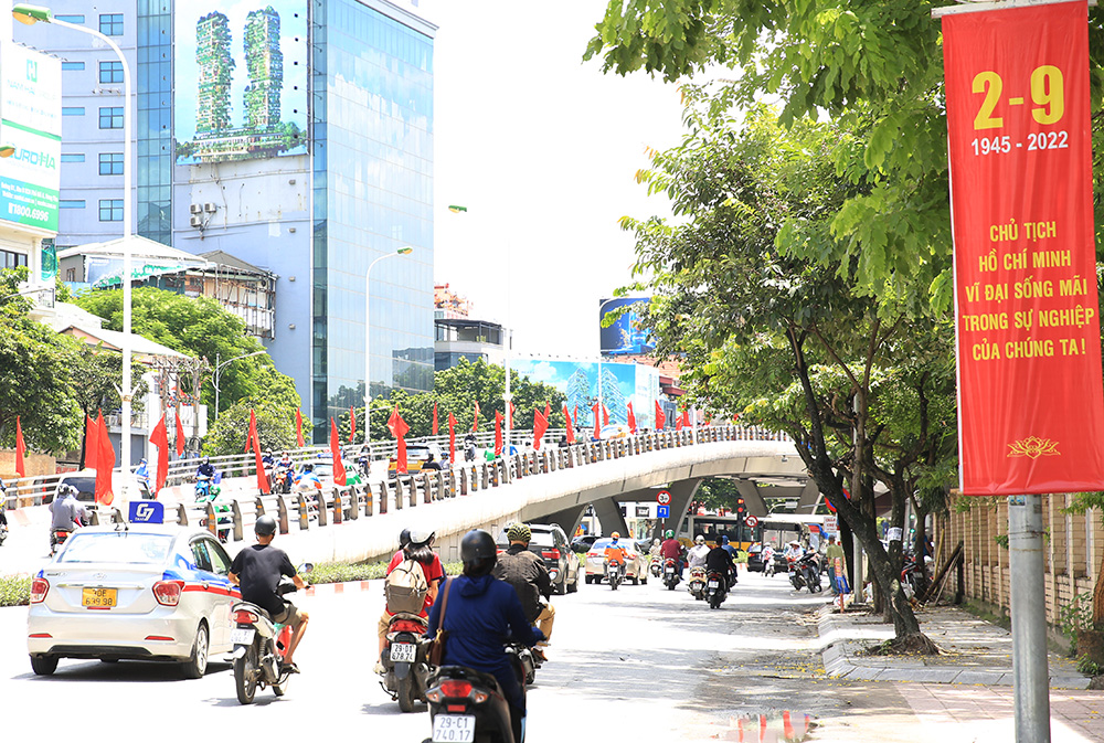 Hà Nội rộn ràng không khí chào mừng những ngày lễ lớn - Ảnh 11