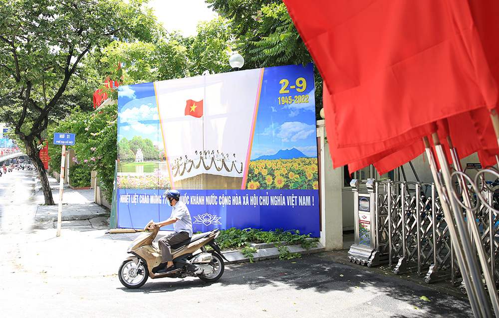 Hà Nội rộn ràng không khí chào mừng những ngày lễ lớn - Ảnh 12