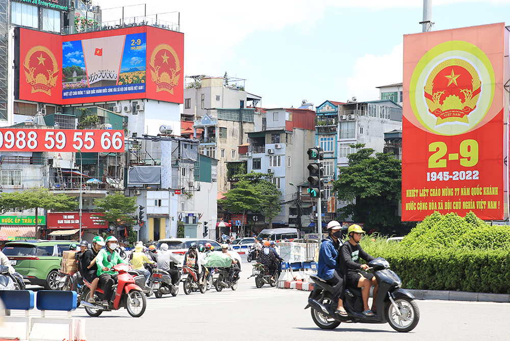 Hà Nội rộn ràng không khí chào mừng những ngày lễ lớn - Ảnh 5