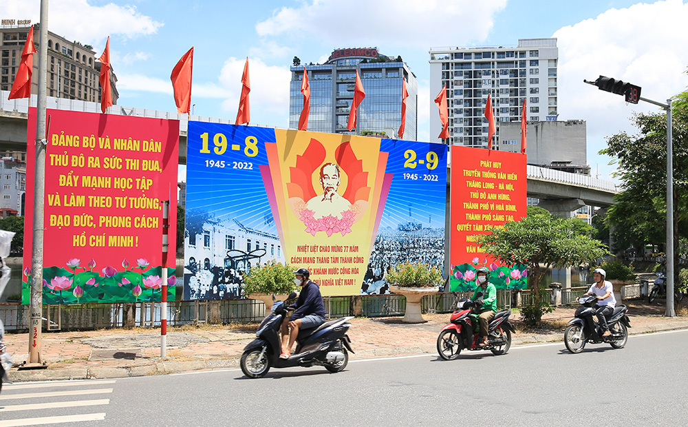 Hà Nội rộn ràng không khí chào mừng những ngày lễ lớn - ảnh 2