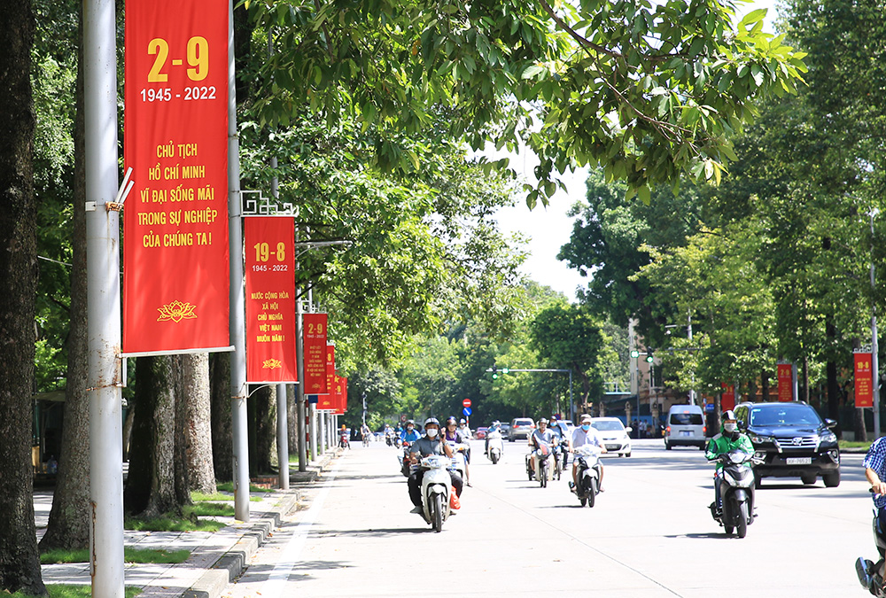 Hà Nội rộn ràng không khí chào mừng những ngày lễ lớn - ảnh 1