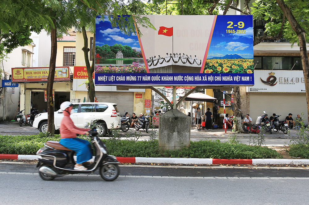 Hà Nội rộn ràng không khí chào mừng những ngày lễ lớn - Ảnh 9