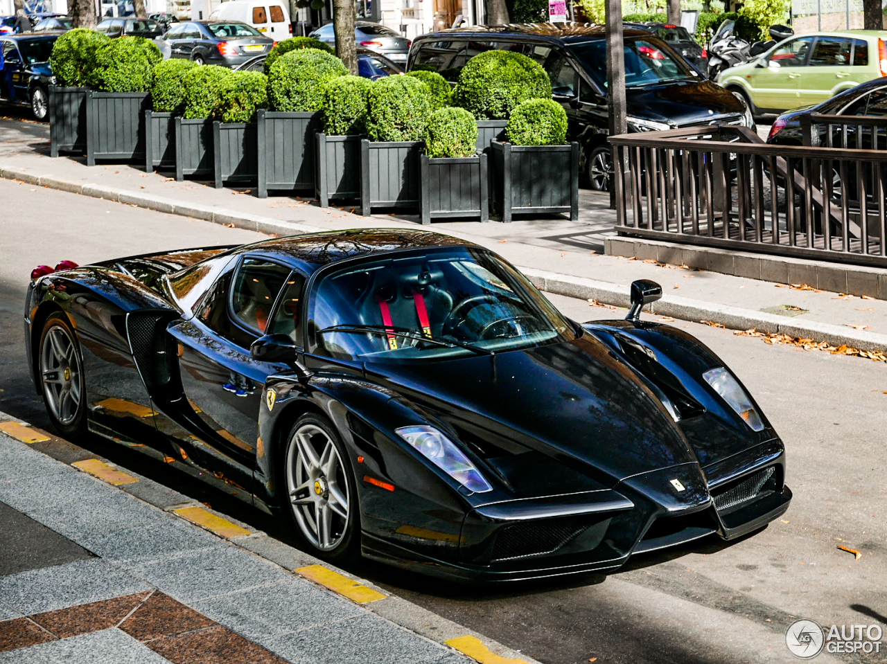 Nghẹt thở khoảnh khắc bảo vệ lái chiếc Ferrari LaFerrari tông thẳng vào tường, thái độ chủ xe gây sốc