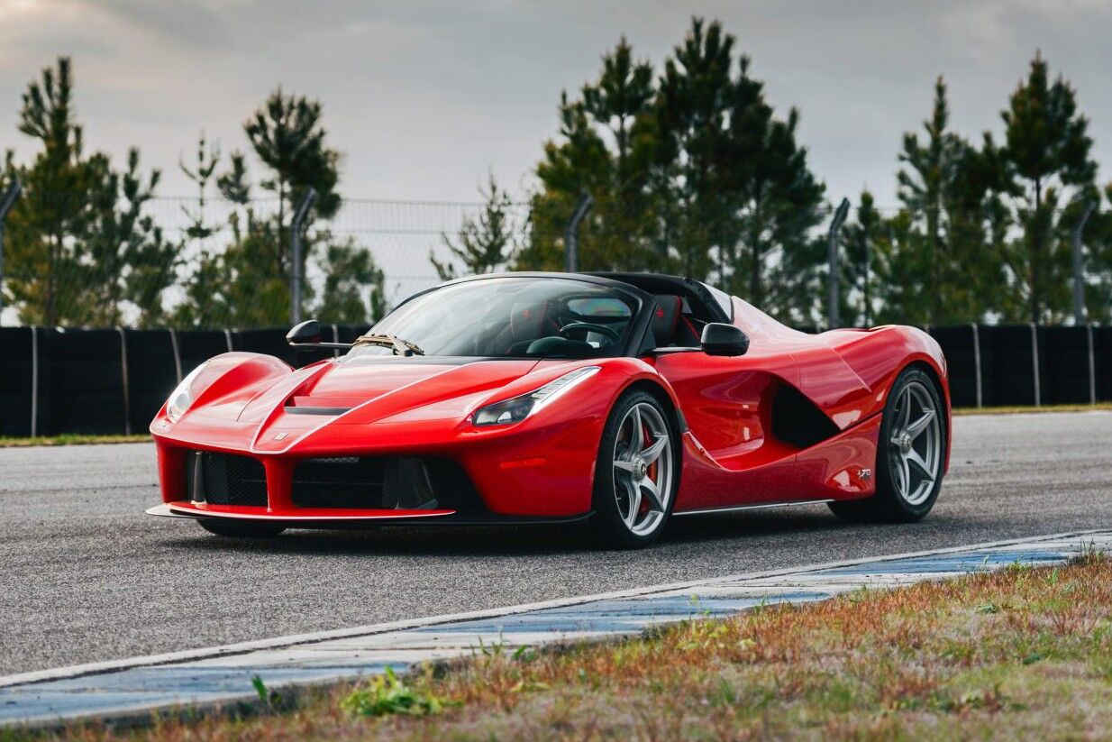 Nghẹt thở khoảnh khắc bảo vệ lái chiếc Ferrari LaFerrari tông thẳng vào tường, thái độ chủ xe gây sốc