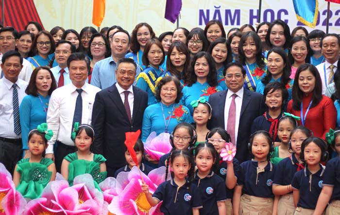Thủ tướng Chính phủ cùng lãnh đạo Bộ GD&ĐT, thành phố Hà Nội chụp ảnh lưu niệm cùng thầy cô và các em học sinh trường Tiểu học Đoàn Thị Điểm Thủ tướng Chính phủ cùng lãnh đạo Bộ GD&ĐT, thành phố Hà Nội chụp ảnh lưu niệm cùng thầy cô và các em học sinh trường Tiểu học Đoàn Thị Điểm
