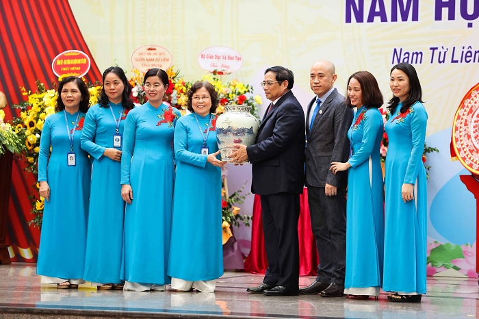 Thủ tướng Chính phủ Phạm Minh Chính tặng quà lưu niệm cho Hội đồng quản trị trường Tiểu học Đoàn Thị Điểm Thủ tướng Chính phủ Phạm Minh Chính tặng quà lưu niệm cho Hội đồng quản trị trường Tiểu học Đoàn Thị Điểm
