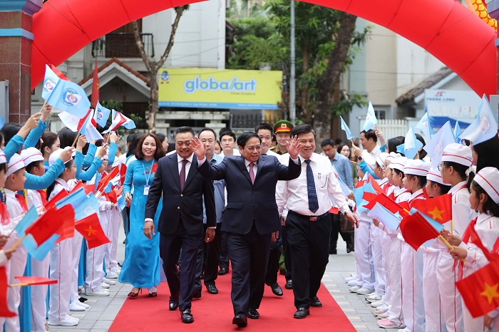 Thủ tướng Chính phủ Phạm Minh Chính vẫy tay chào các em học sinh Trường Tiểu học Đoàn Thị Điểm trong lễ khai giảng năm học mới Thủ tướng Chính phủ Phạm Minh Chính vẫy tay chào các em học sinh Trường Tiểu học Đoàn Thị Điểm trong lễ khai giảng năm học mới