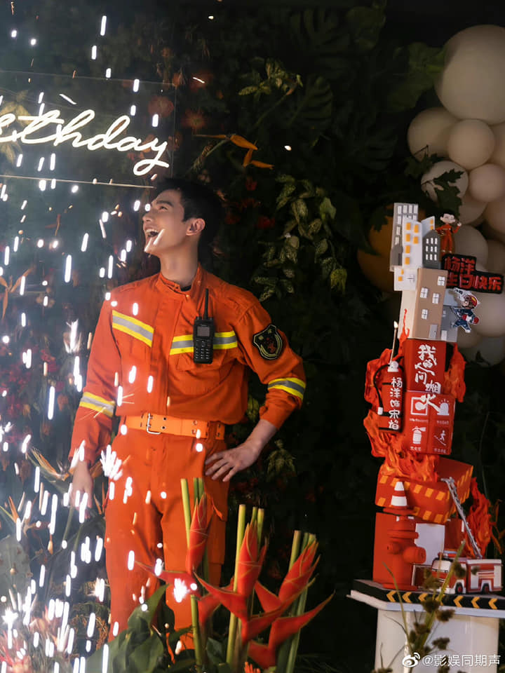 Hình ảnh tiệc sinh nhật của Dương Dương được tổ chức trong đoàn phim Khói Lửa Nhân Gian Của Tôi nhận về nhiều lời khen ngợi vì nam diễn viên quá điển trai