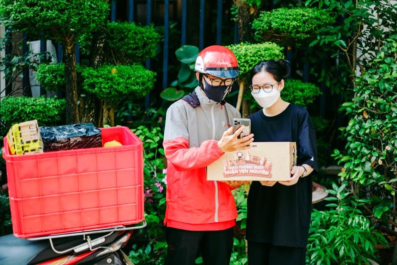 Dân văn phòng lương ‘ba cọc ba đồng’ vẫn mua sắm online 'tằng tằng', thân luôn shipper: Người trong cuộc nói gì?