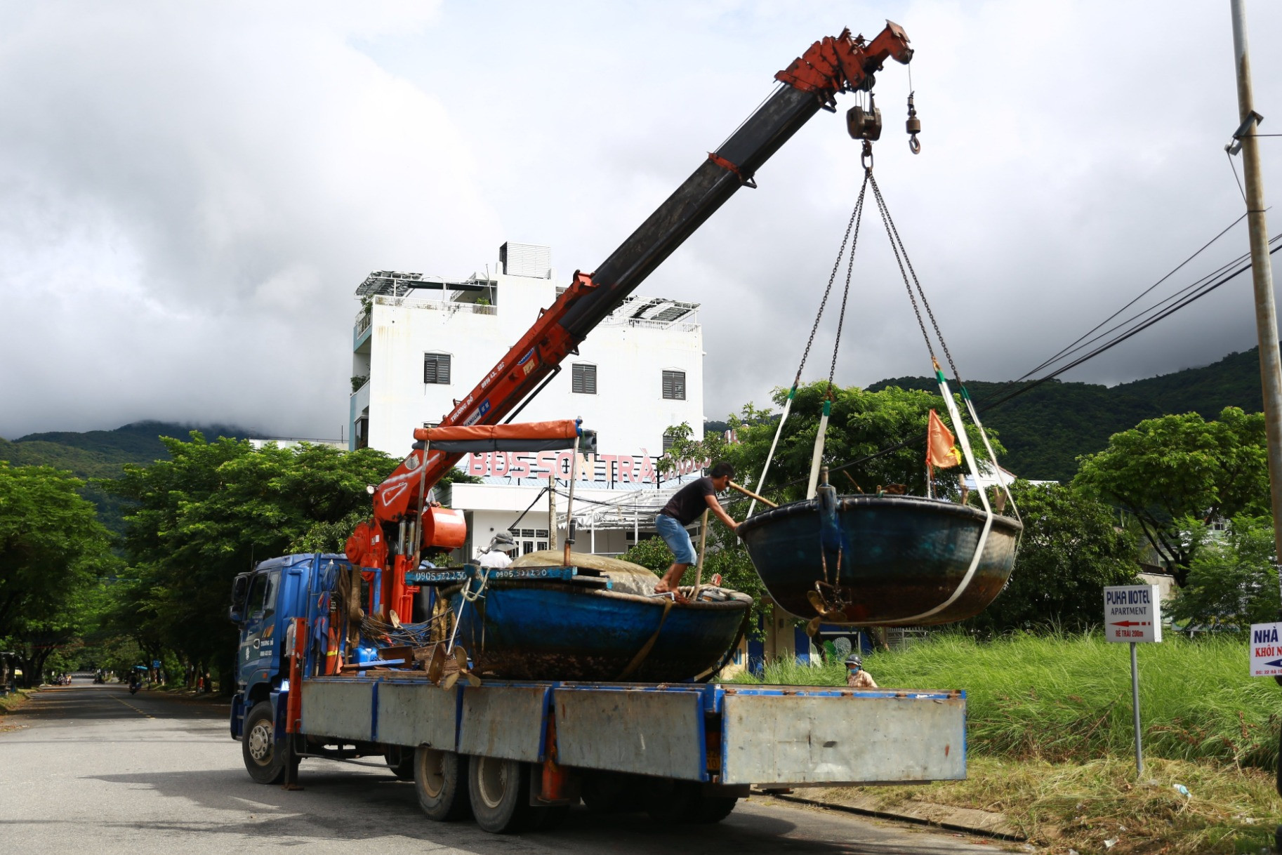 CHÙM ẢNH: Người dân miền Trung oằn mình chạy bão, viết tên lên mái nhà 'bay cho xin lại'