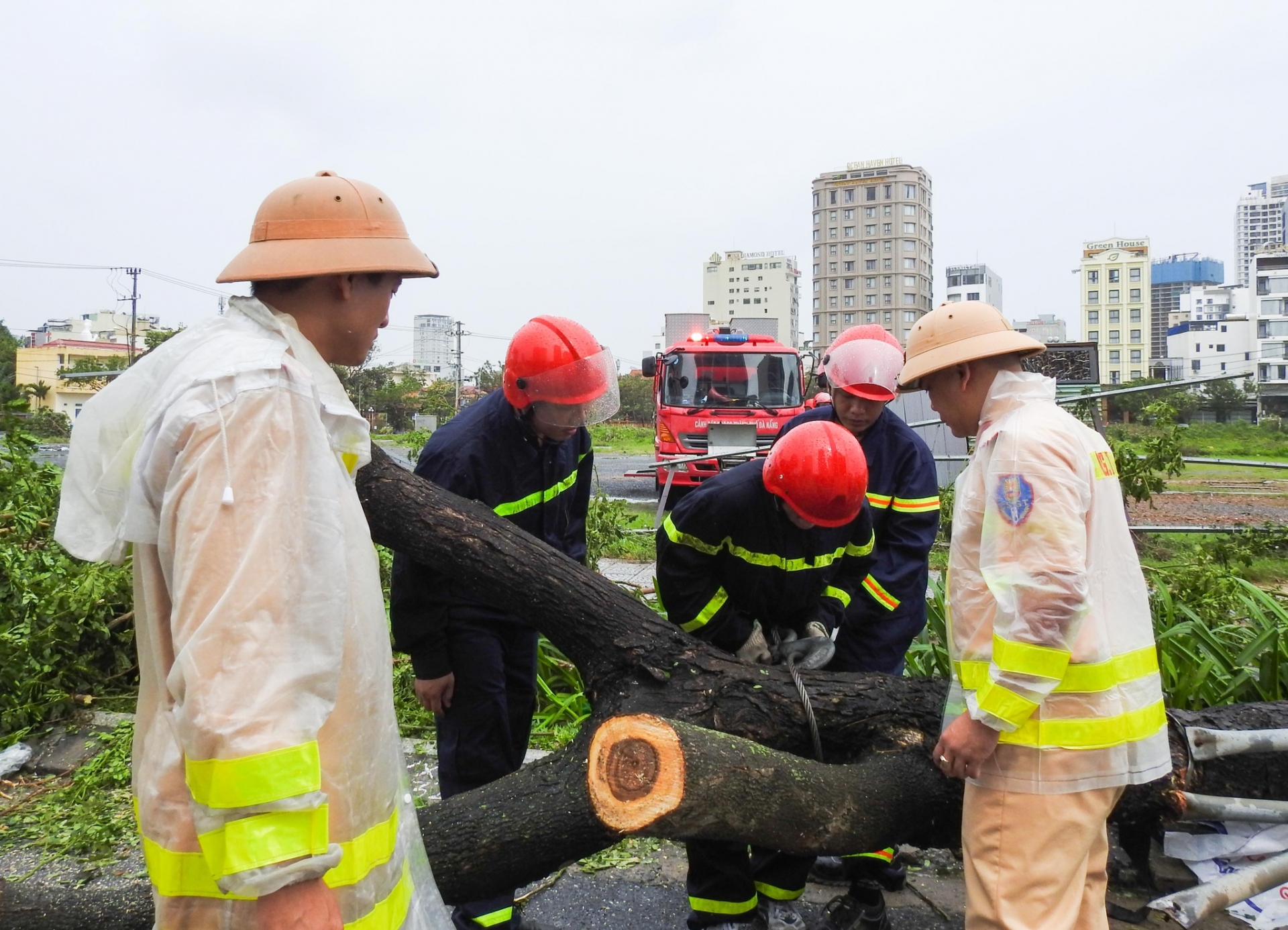 Các tỉnh thành miền Trung đang khẩn trương khắc phục hậu quả sau bão số 4