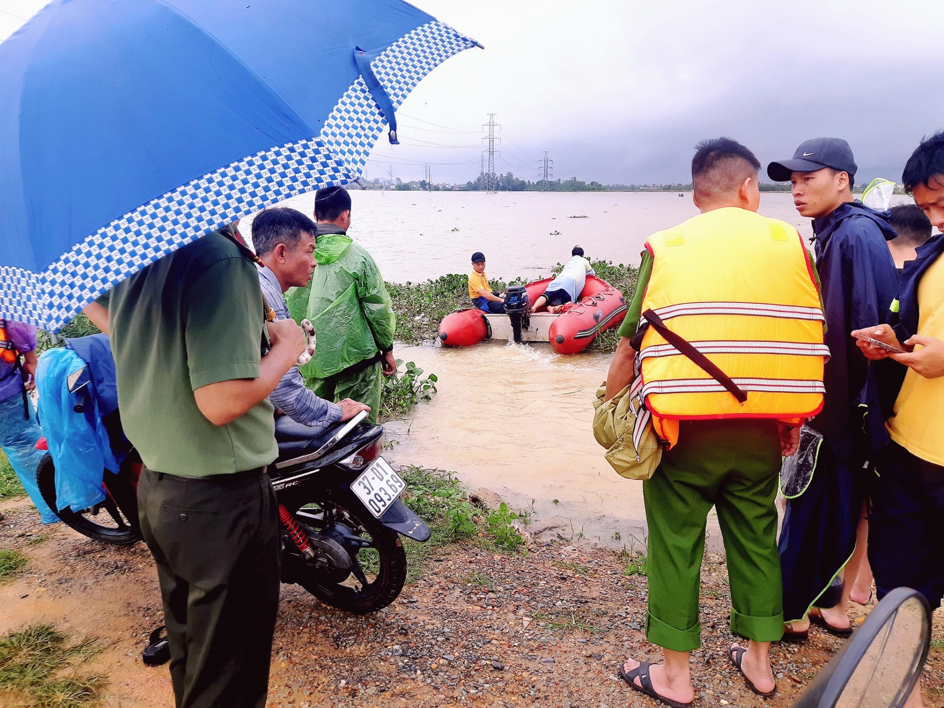 CHÙM ẢNH: Nghệ An nước ngập chạm nóc nhà, người dân nháo nhác di dời vật nuôi, tìm kiếm 2 người mất tích