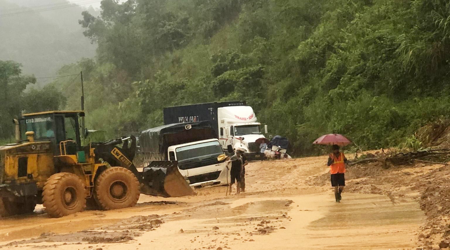 CHÙM ẢNH: Nghệ An nước ngập sâu chạm nóc nhà, người dân nháo nhác di dời vật nuôi, đường xá tan hoang