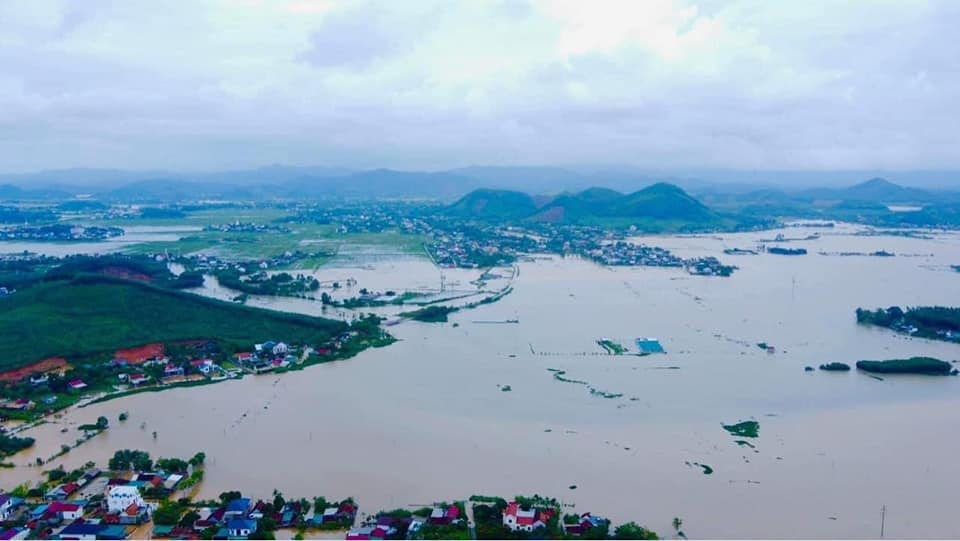 CHÙM ẢNH: Nghệ An nước ngập sâu chạm nóc nhà, người dân nháo nhác di dời vật nuôi, đường xá tan hoang