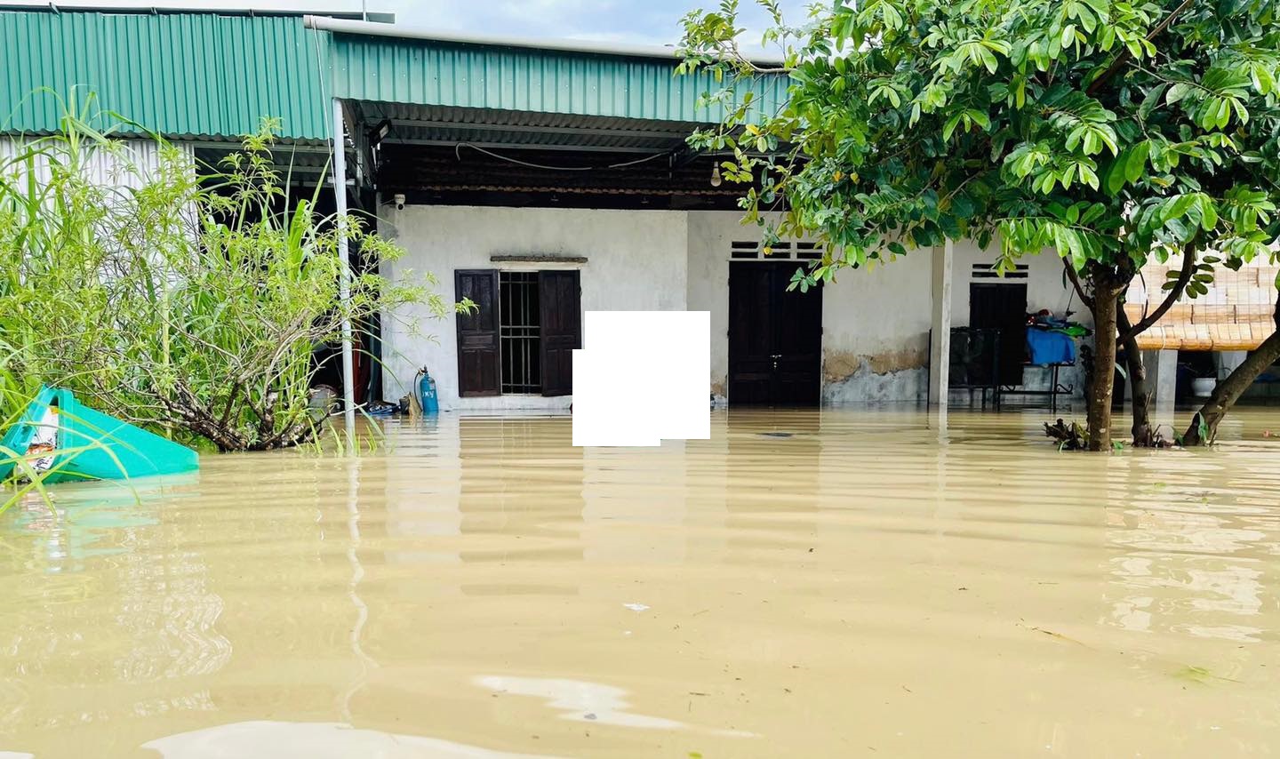 CHÙM ẢNH sau bão: Ruột thịt miền Trung hứng chịu hoàn lưu tàn khốc, người dân Nghệ An trắng đêm đắp đê chống lũ