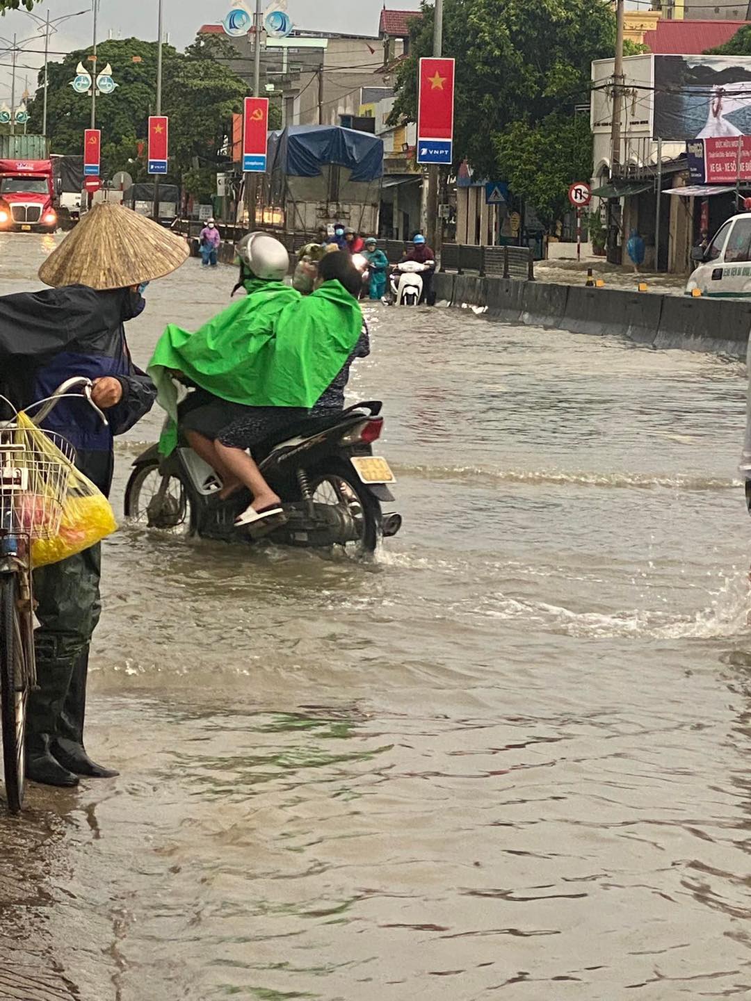 Nghệ An: Thức trắng đêm cứu đê vỡ, tìm thấy thi thể 2 vợ chồng bị lũ cuốn, nước vẫn ngập chạm mái nhà