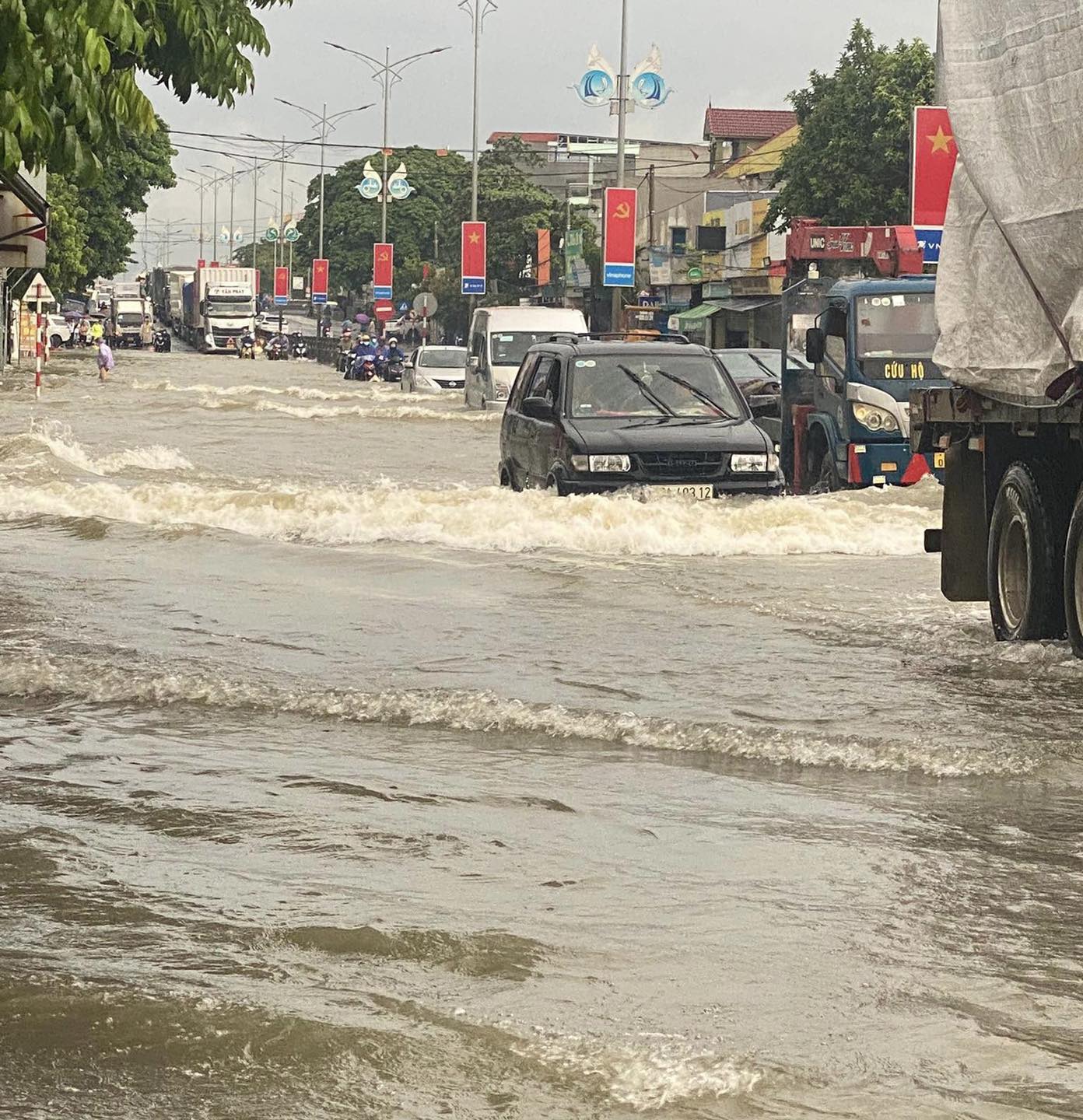 Nghệ An: Thức trắng đêm cứu đê vỡ, tìm thấy thi thể 2 vợ chồng bị lũ cuốn, nước vẫn ngập chạm mái nhà