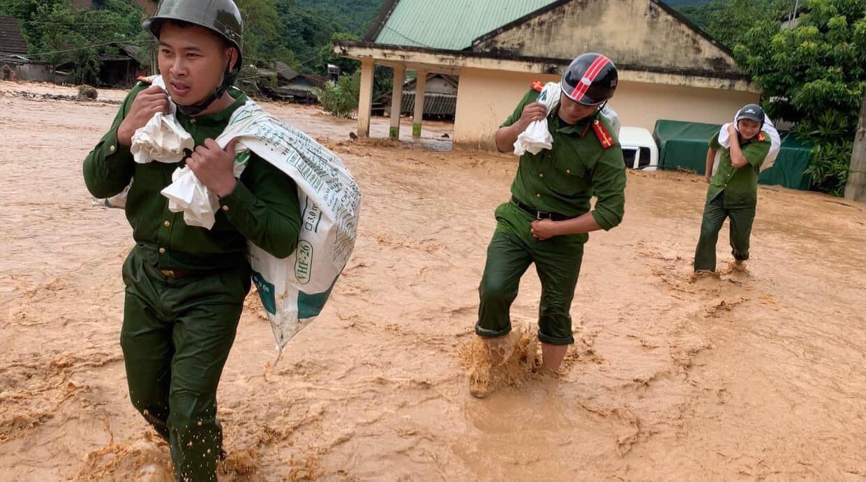 CHÙM ẢNH tại Nghệ An: Kỳ Sơn tan hoang sau trận lũ quét lịch sử, của cải bị chôn vùi, trắng đêm khắc phục hậu quả