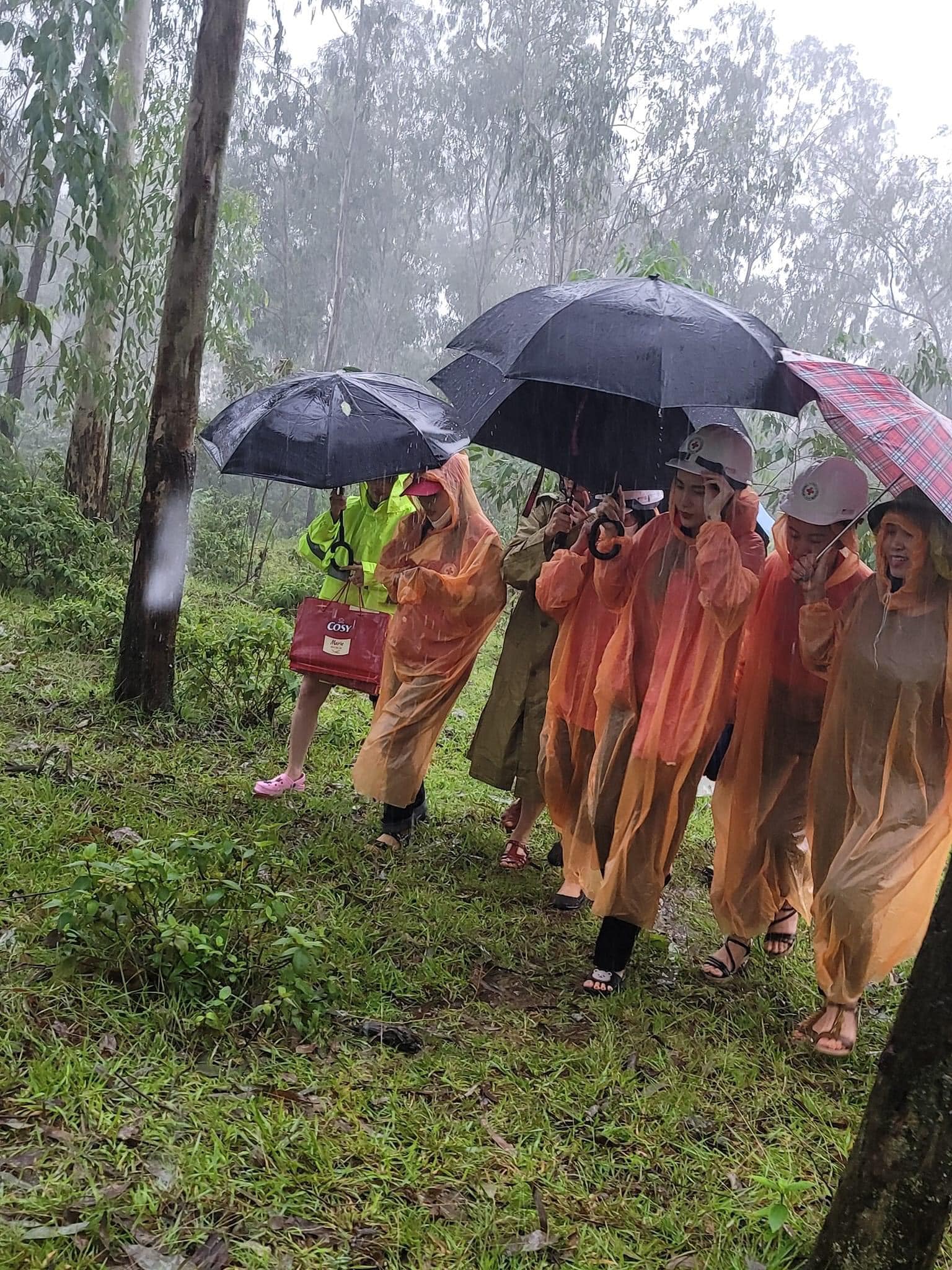 Nhìn lại loạt ảnh từ thiện miền Trung của Thủy Tiên, ai nấy cảm thán khi chứng kiến tình cảnh: Mãi là 'cô tiên'