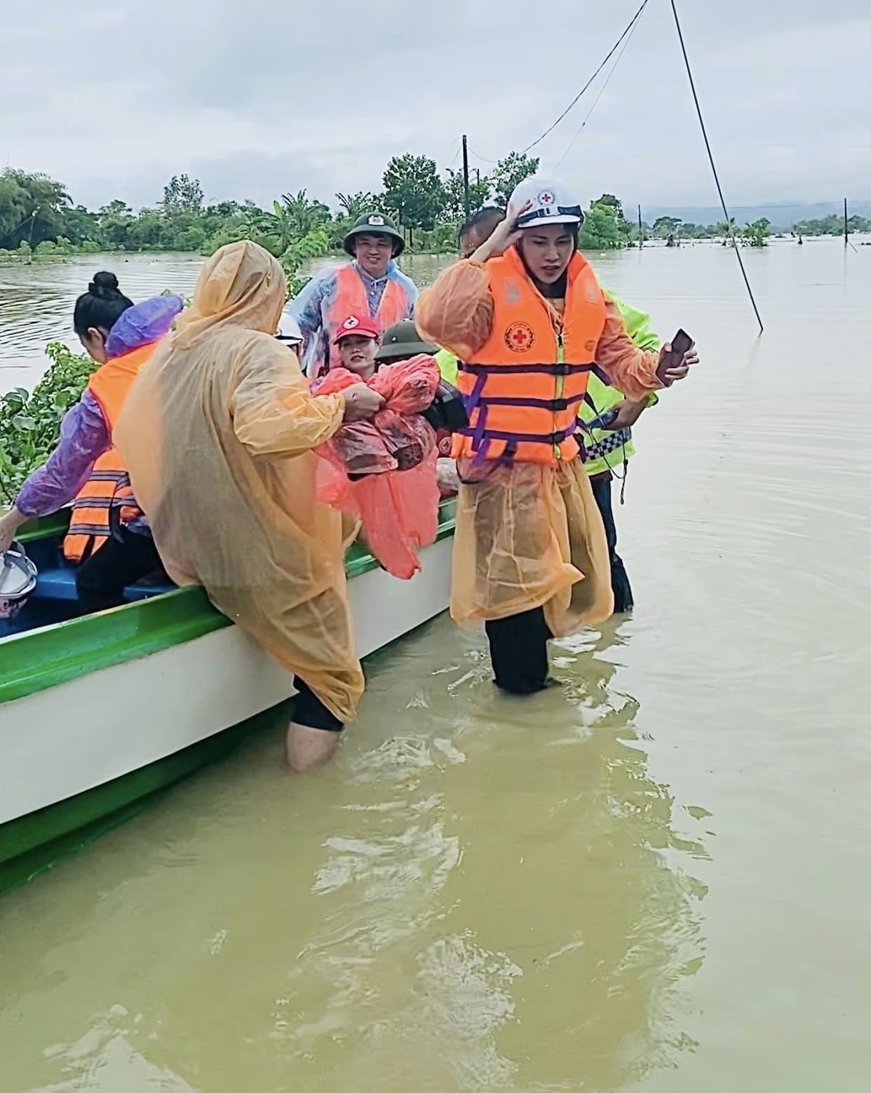 Thủy Tiên và hành trình vực dậy khỏi 'bùn nhơ', 'cô tiên' đã thực sự trở về trong lòng công chúng?