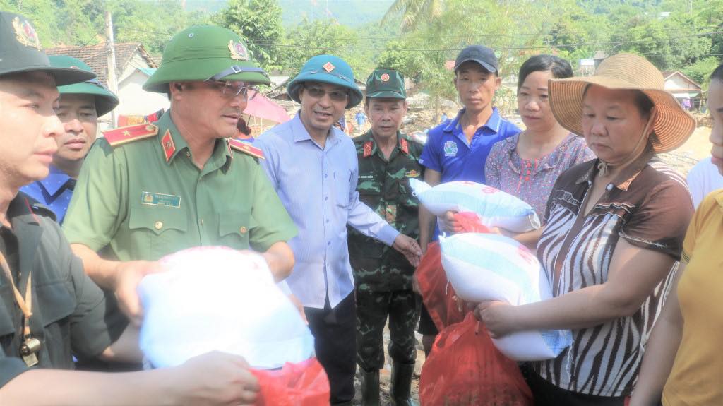 Nghệ An: Những câu chuyện ấm áp sau trận lũ lịch sử, của cải mất đi nhưng tình người còn mãi