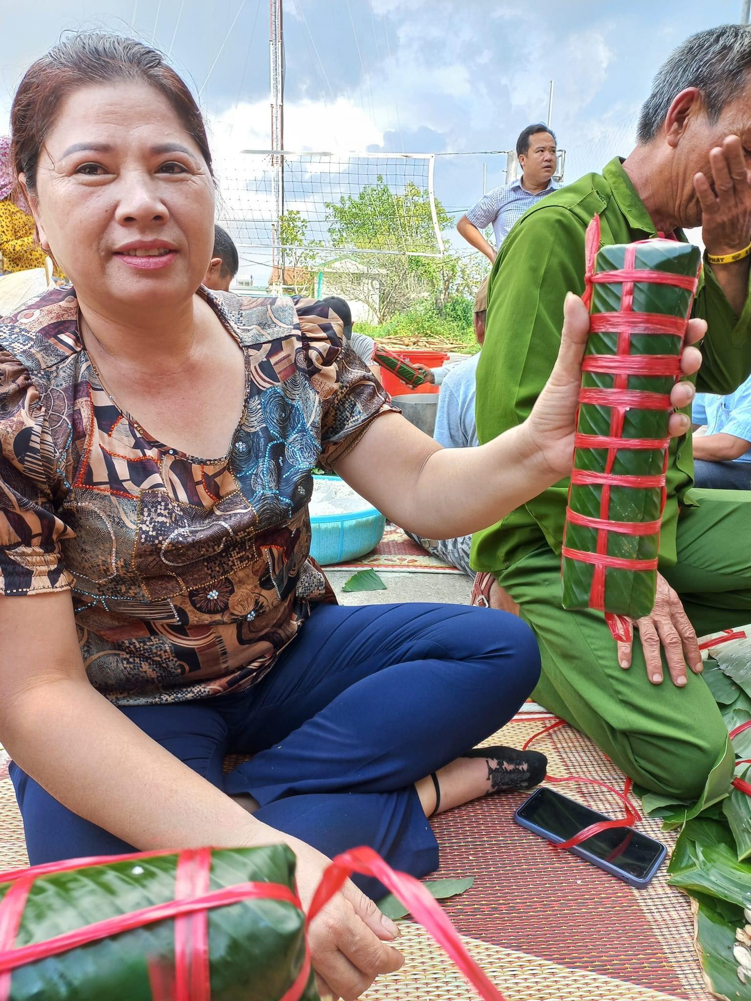 Nghệ An: Những câu chuyện ấm áp sau trận lũ lịch sử, của cải mất đi nhưng tình người còn mãi