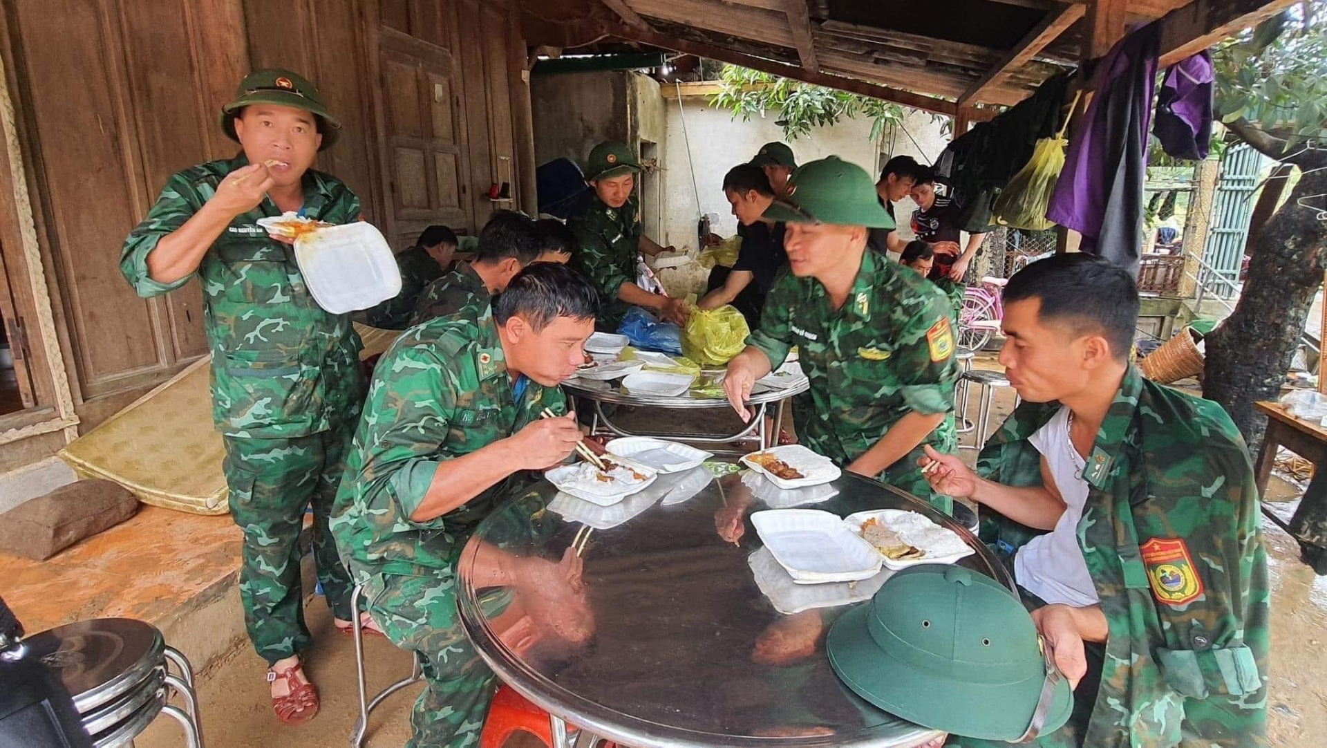 Nghệ An: Những câu chuyện ấm áp sau trận lũ lịch sử, của cải mất đi nhưng tình người còn mãi