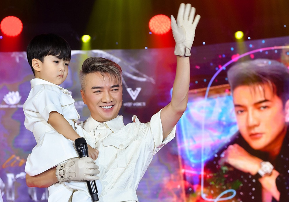 Sau 3 năm giấu kín như bưng, Đàm Vĩnh Hưng bất ngờ công khai con trai ruột trong show diễn ở Hà Nội. Ảnh: Internet