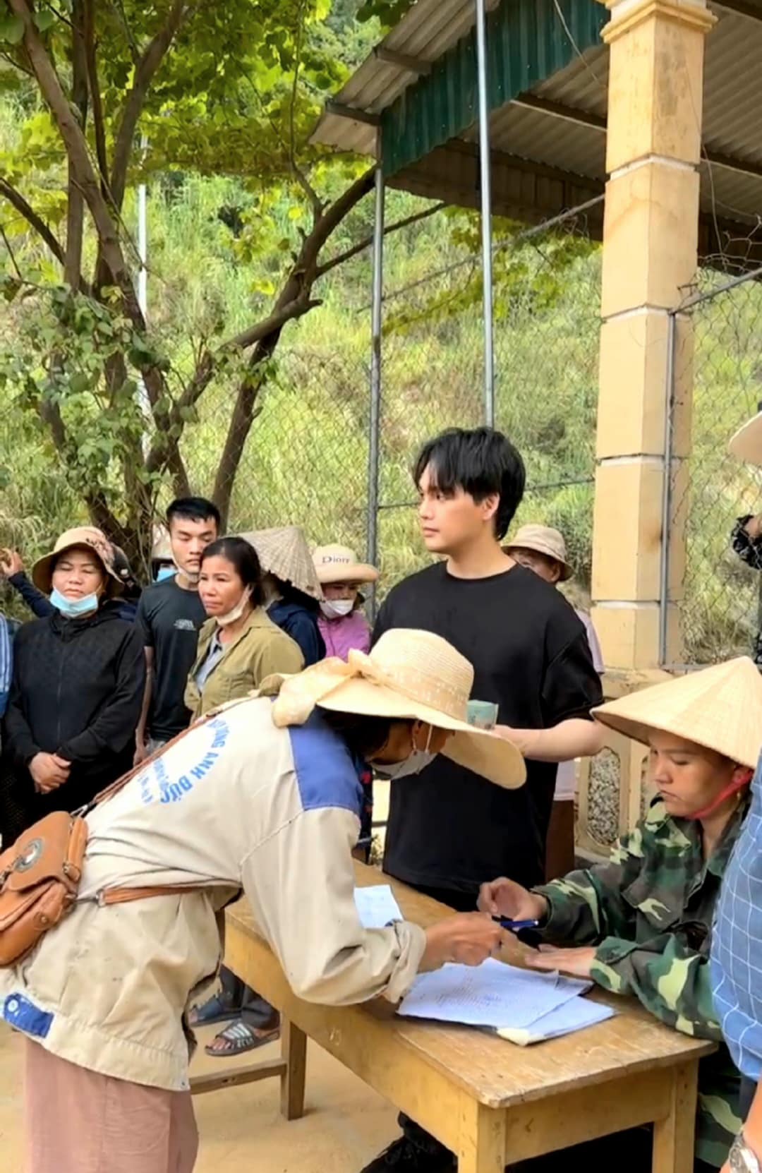 Nguyễn Trần Trung Quân đến Nghệ An từ thiện, cách làm ra sao sau nhiều lần bị tố thiếu minh bạch?