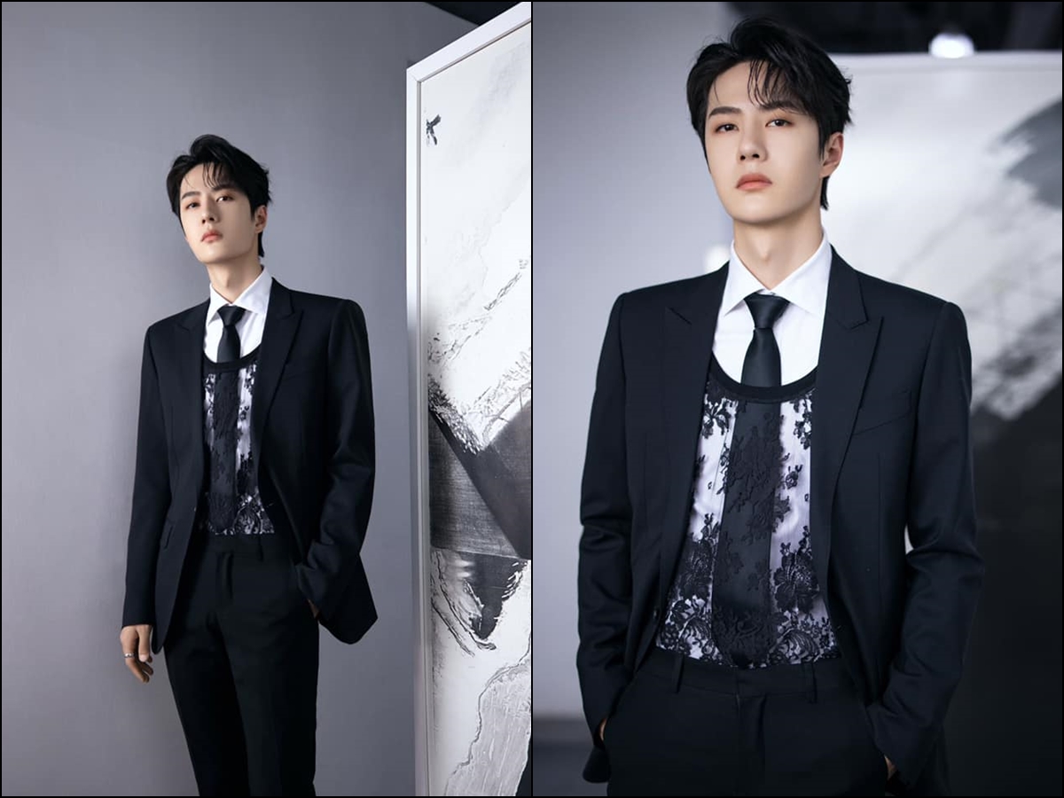 Anh từng gây ấn tượng khi kết hợp vest bảnh bao với áo ren nữ tính.