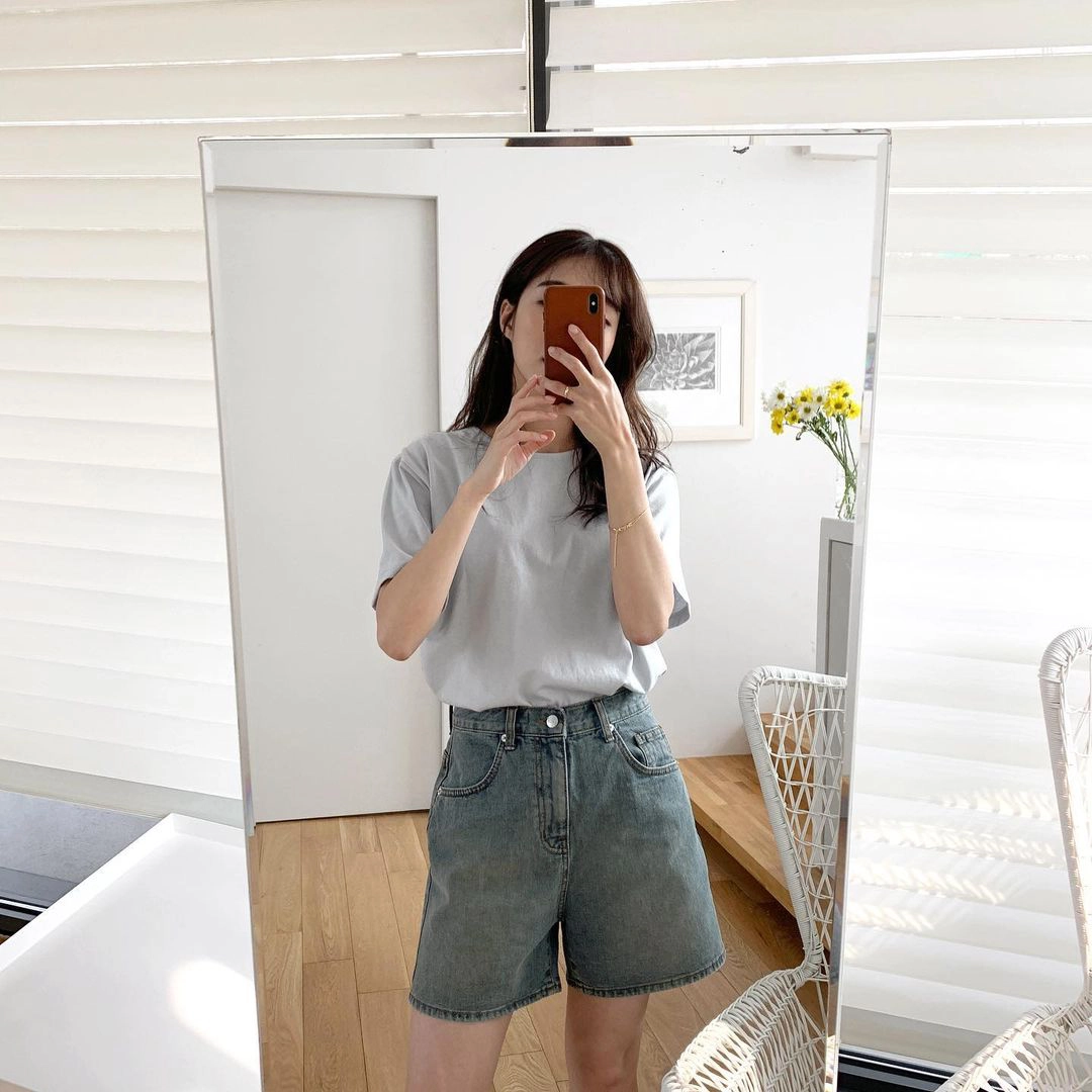 Các cô nàng xứ Hàn luôn ưu tiên những kiểu shorts jeans cạp vừa phải