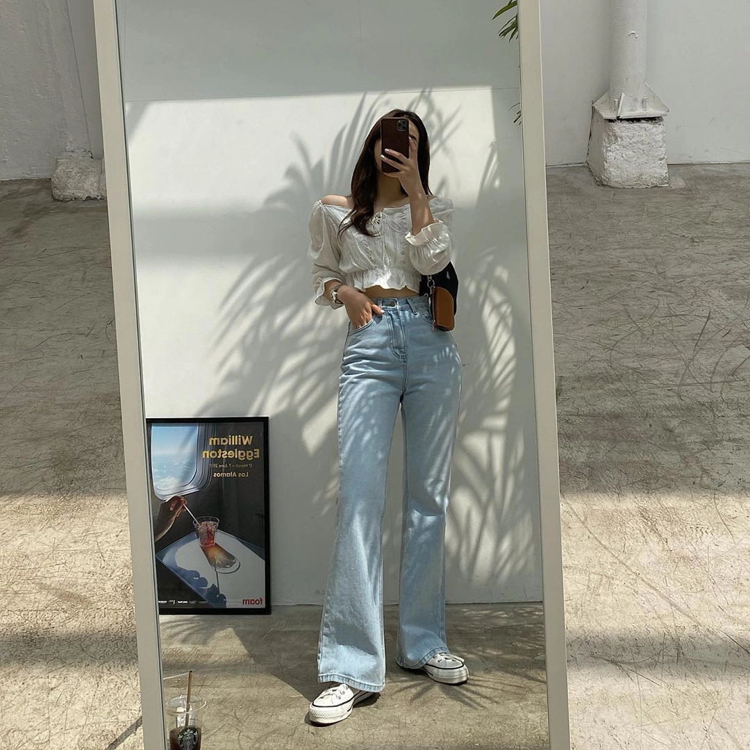 Quần jeans ống loe có khả năng che được nhược điểm chân cong. 