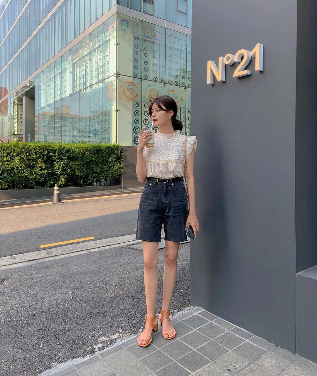 Khi kết hợp short jeans với áo phông, áo hai dây, đi giày thể thao, dép lê... đều ghi điểm thời thượng. 