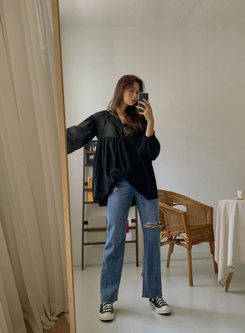 Quần jeans rách mang đến sự năng động, bụi phủi, giúp tổng bớt nhạt nhòa Quần jeans rách mang đến sự năng động, bụi phủi, giúp tổng bớt nhạt nhòa