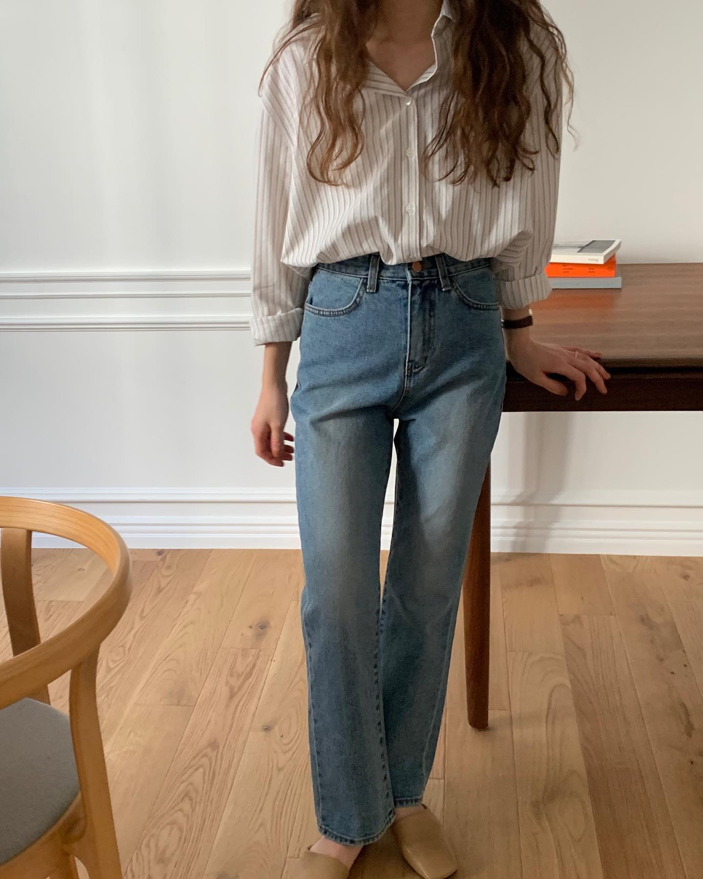 Kết hợp quần jeans ống suông với áo sơ mi, blazer... là đã hoàn thiện được outfit chỉn chu, thích hợp cho dân công sở