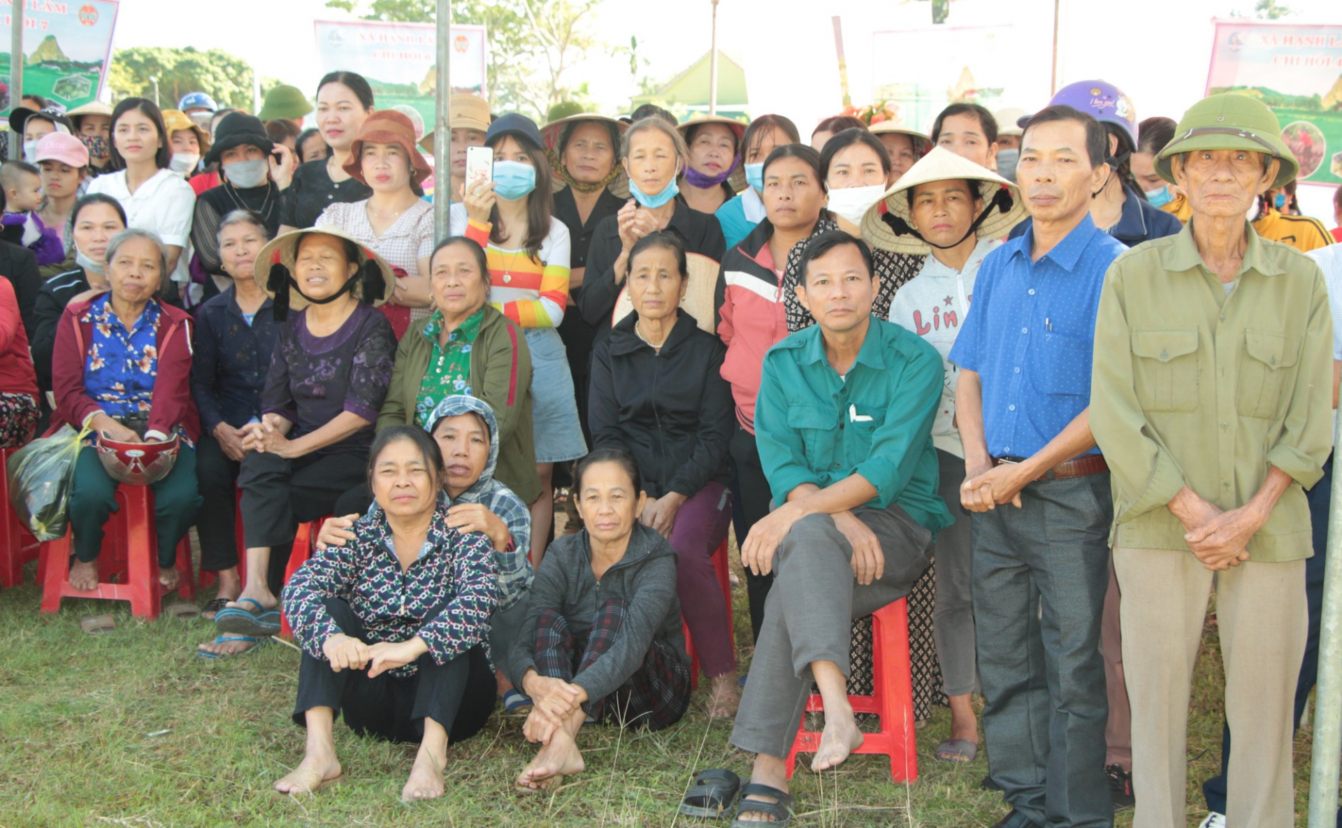 Người dân nô nức đi xem cuộc thi nhan sắc có 1-0-2. Ảnh: Dân Việt