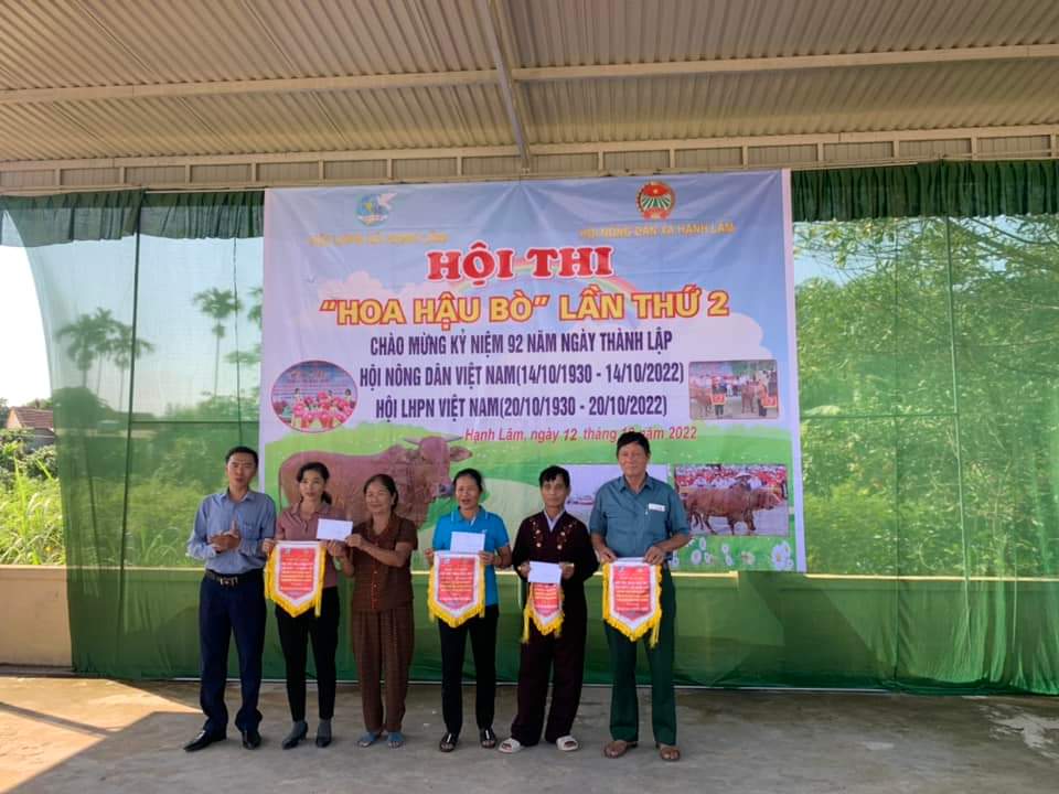 Ban tổ chức trao giải cho các hộ gia đình có bò đạt điểm cao. Ảnh: Tổng hợp MXH