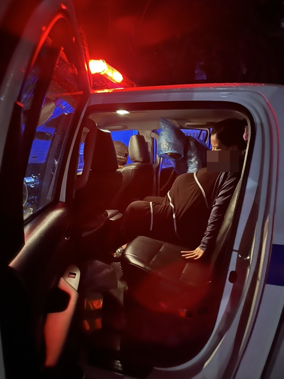 Sản phụ Ng. kịp thời được lực lượng CSGT đưa đi sinh.