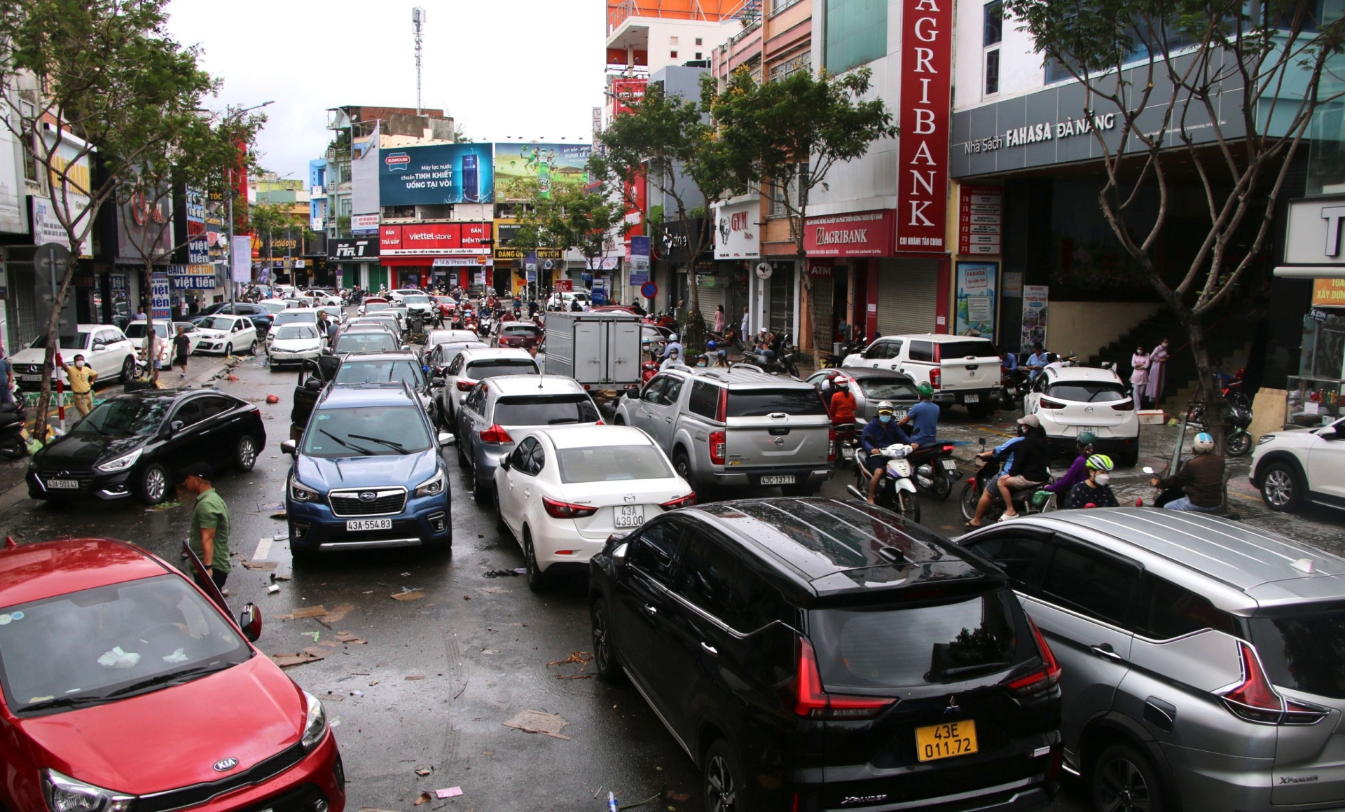 CHÙM ẢNH: Đà Nẵng vực dậy trận mưa lịch sử, ngời sáng tinh thần 'tương thân tương ái'