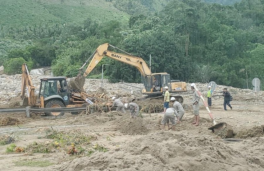 CHÙM ẢNH: Đà Nẵng vực dậy trận mưa lịch sử, ngời sáng tinh thần 'tương thân tương ái'