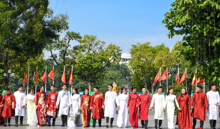 Các cặp đôi chụp ảnh cưới xung quanh khu vực hồ Hoàn Kiếm