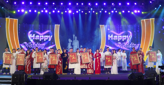 Các đồng chí lãnh đạo trao quà kỷ niệm cho các cặp đôi