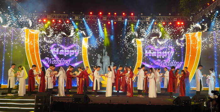 Các cặp đôi thực hiện nghi thức trao nhẫn cưới tại chương trình