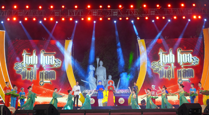 Vinh danh “Bảo vật tinh hoa làng nghề Việt Nam”, tổ chức “Đám cưới tập thể theo nếp sống mới” cho 18 cặp đôi  - Ảnh 1