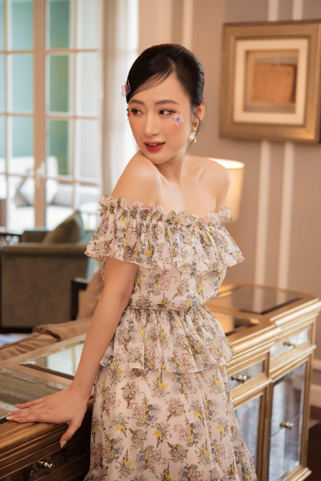 Angela Phương Trinh cái cái tên chưa bao giờ hết hot suốt nhiều năm qua dù hoạt động nghệ thuật cầm chừng